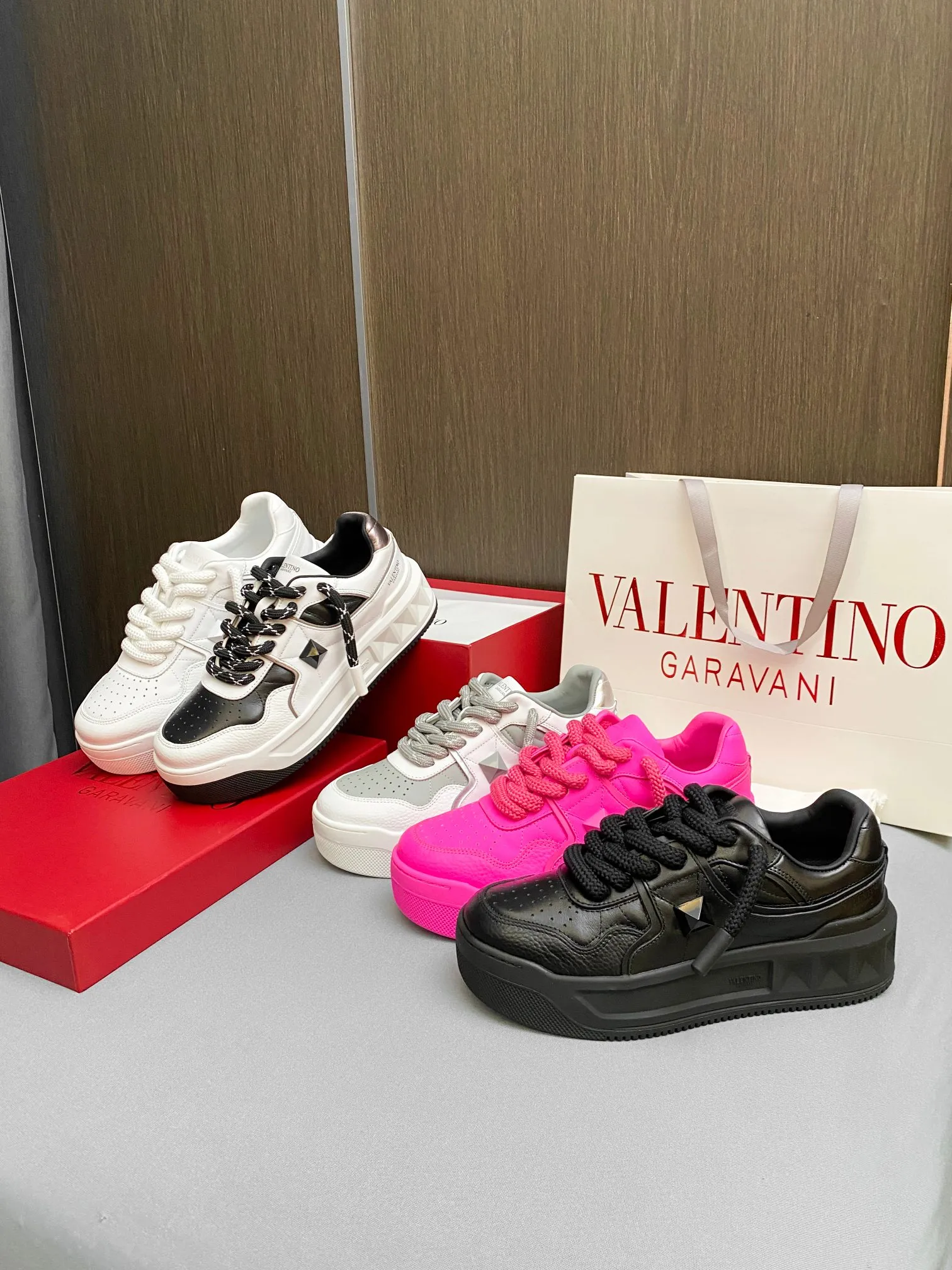 👟👟Ex-factory price 640👟👟 Women's Shoes Factory 🔺Valentino🔺Valentino New Casual Shoes 2023 Latest Style Popular Style for Catwalk Couples Thick Shoes, Elsa Hosk Zhang Yixing Guan Xiaotong and many other stars have the same style 🔥 Top version + lasting technology, uppers are fully oiled. Fabric: Customized cowhide + cowhide lining with breathable mesh. Outsole: Original molded T👟👟Ex-factory price U thickened outsole. Size for women is 35-40. Men’s is 39-45.